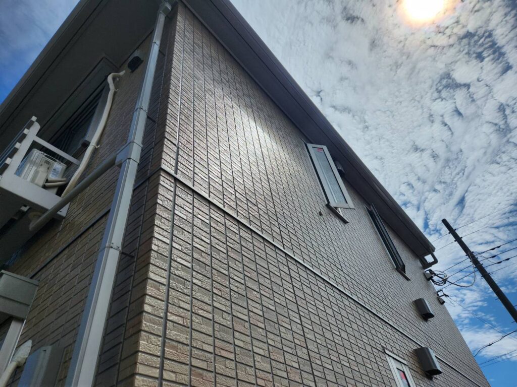 高い親水性による節府クリーニング性能を兼ね備えた外壁は雨水が汚れを洗い流すことでメンテナンスの負担を軽減します。