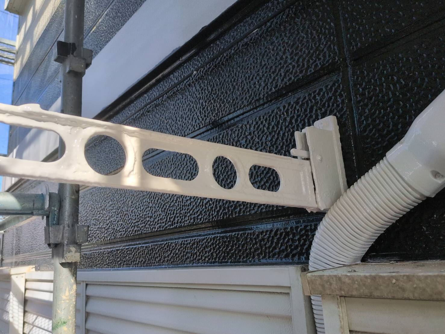 千葉県袖ケ浦市アパートA棟　付帯塗装（物干し金具・換気口・外灯塗装）