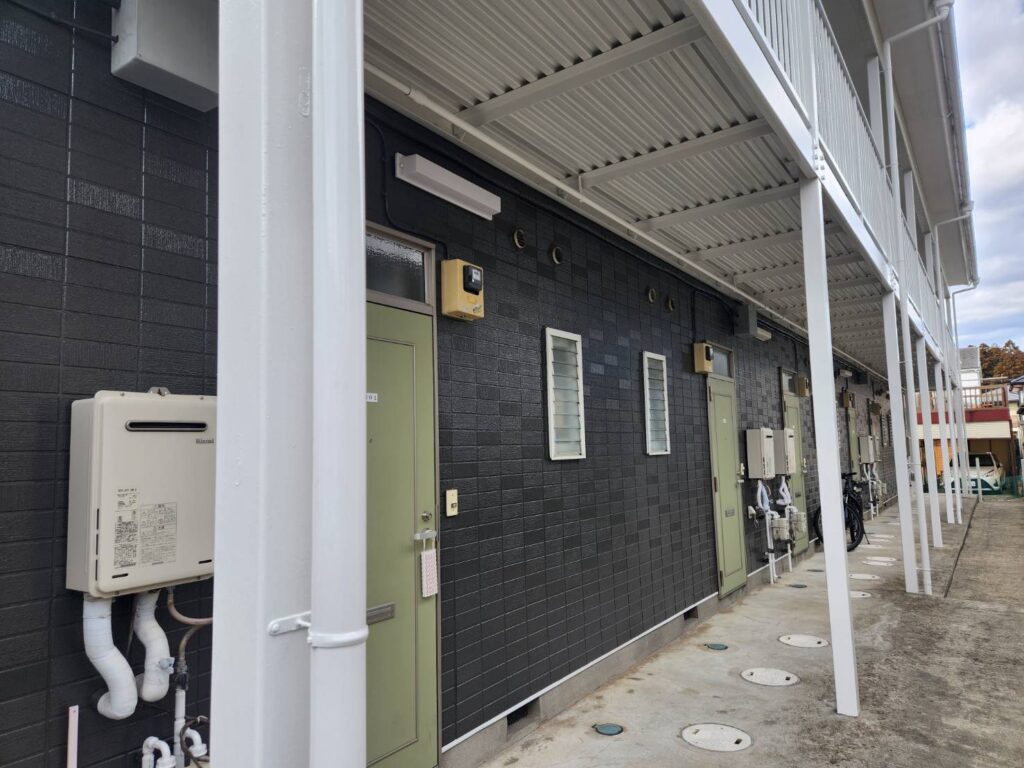 付帯部分も屋根・外壁と同じく無機塗料で施工しました。いくら屋根・外壁をいい塗料で塗装していても付帯部分の塗料のランクを下げてしまうと付帯部分だけ早く劣化してしまい建物全体のバランスが悪くなってしまいます。