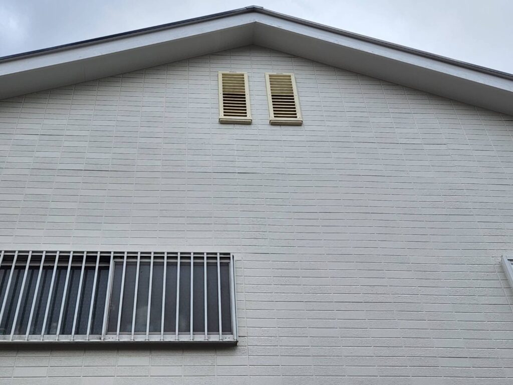 きちんと下地処理をして外壁塗装することで更に盤上な外壁になり耐侯年数も長持ちするのです。