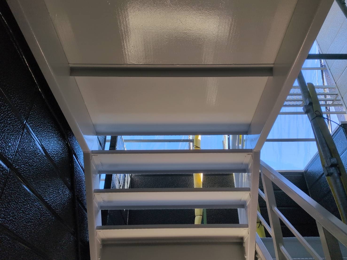 千葉県袖ケ浦市アパートA棟　付帯塗装（鉄骨階段・玄関ドア・鉄部塗装）