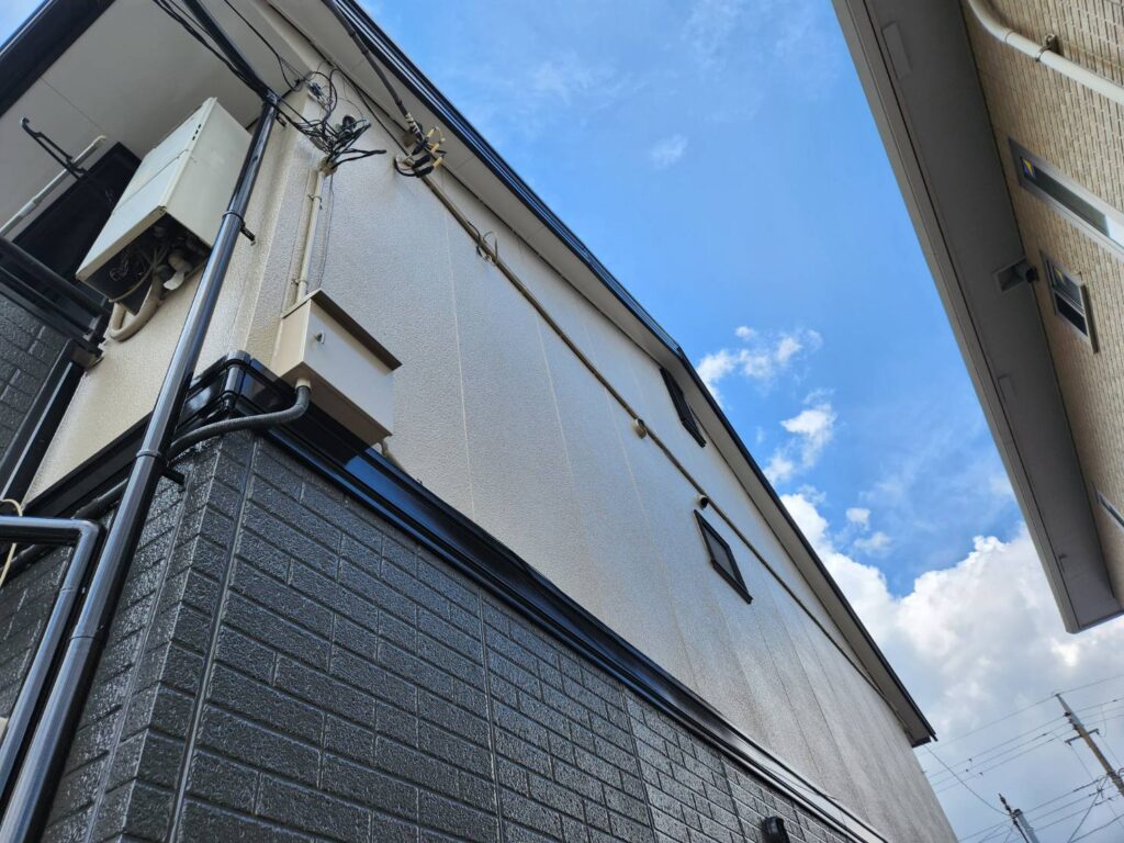 1Fと2Fでお色をわけることで建物の立体感が生まれました。デザイン性が高まったことで入居希望者様への印象も向上します。