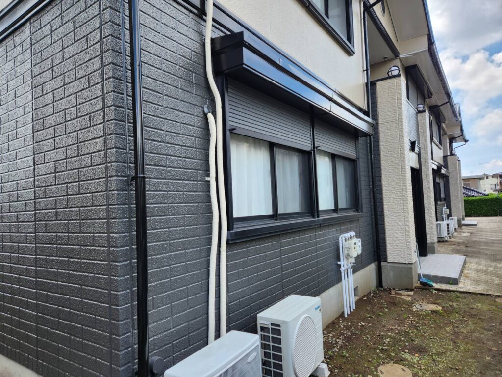 樋やシャッターBOXなどの付帯部も、屋根。外壁と同じく高品質なプレミアム無機塗料で施工しました。細部まで同じ塗料で施工することで耐候性のバランスが良くなります。