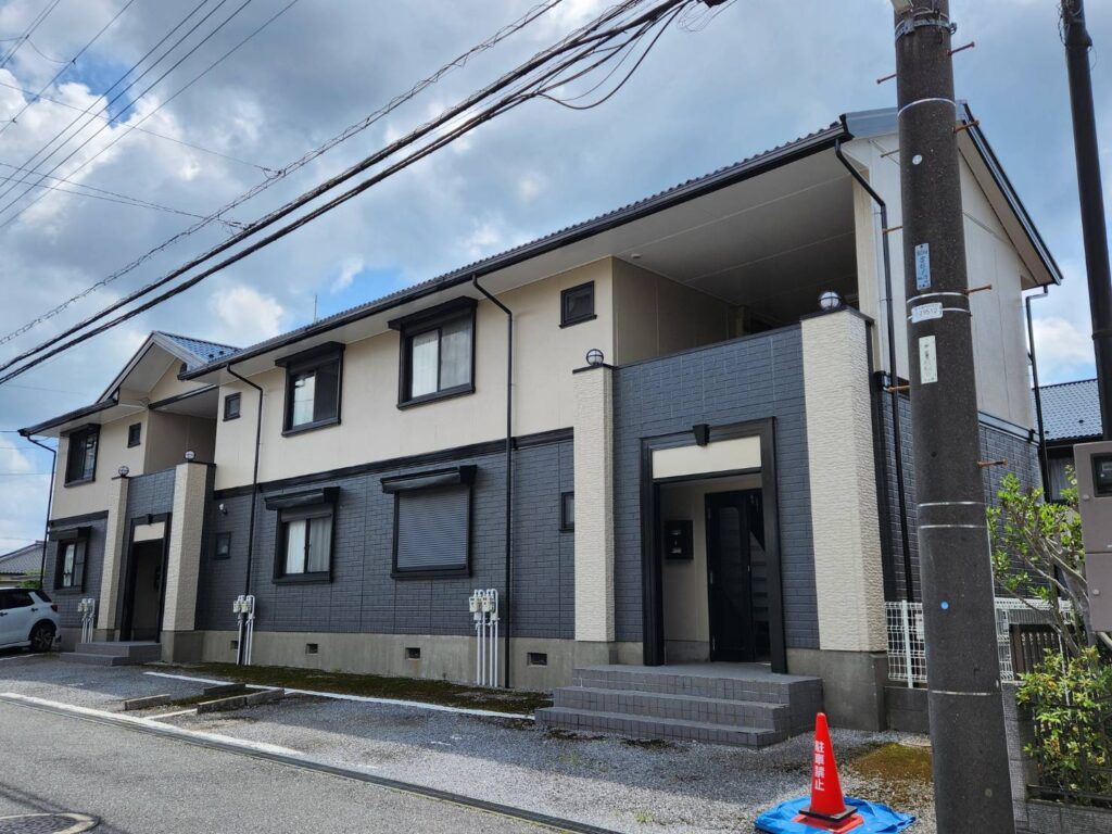 今どきのシックなダークカラーと明るいカラーのツートンカラーのデザインにより、新築のようなおしゃれな外観に仕上がりました。無機塗料特有の光沢が建物の清潔感をより一層際立てています。
