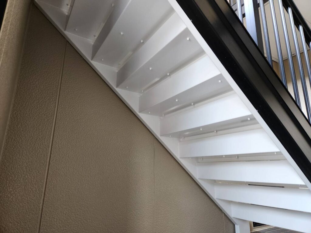 鉄部や(^^)/段部分は錆が酷いジョイ体で下が、下地処理で錆をしっかりと落とし錆止めを入れることにより綺麗が長く続きます。