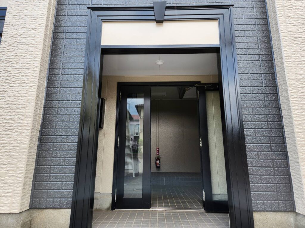 エントランス部分も綺麗になり、入居者様が出入りする際にも気持ちのいいアパートに。