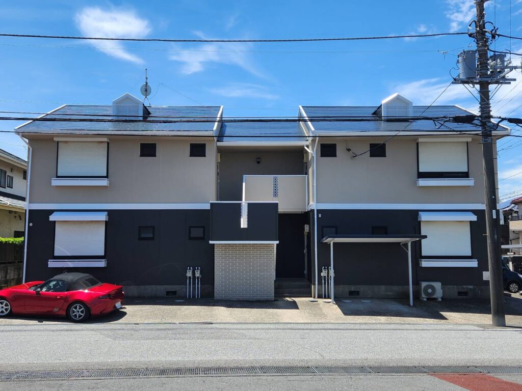 ネイビー×ベージュのコントラストが美しいモダンで洗礼された外観に生まれ変わりました。