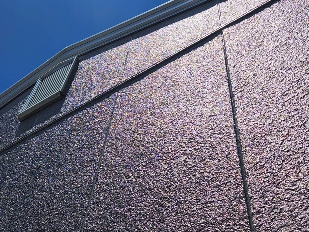 プレミアム無機塗料特有の深い艶が建物に高級感と清潔感を与えます。