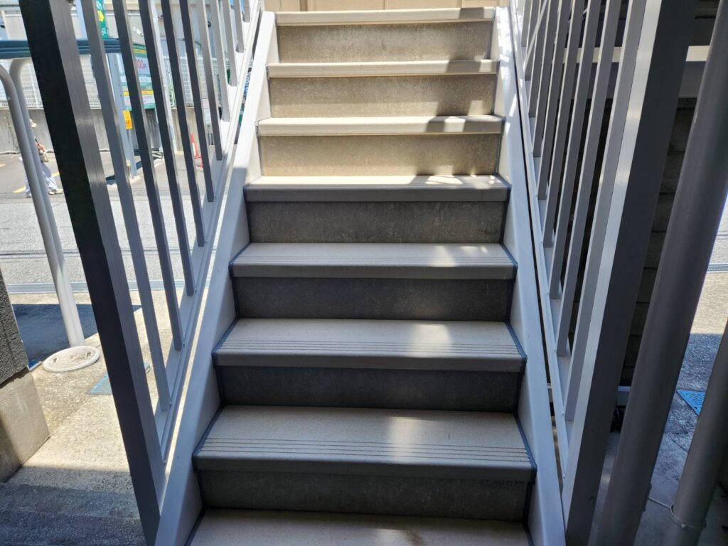 サビ止めを徹底した上で塗装した階段などの鉄部は安全性と信頼感、そして見た目の美しさを取り戻しました。