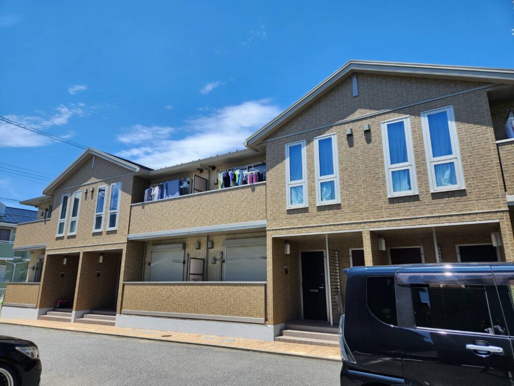 超う耐侯の無機塗料クリヤー塗装により、既存のサイディングはそのままに、新築のような美しいツヤと耐候性が蘇りました。