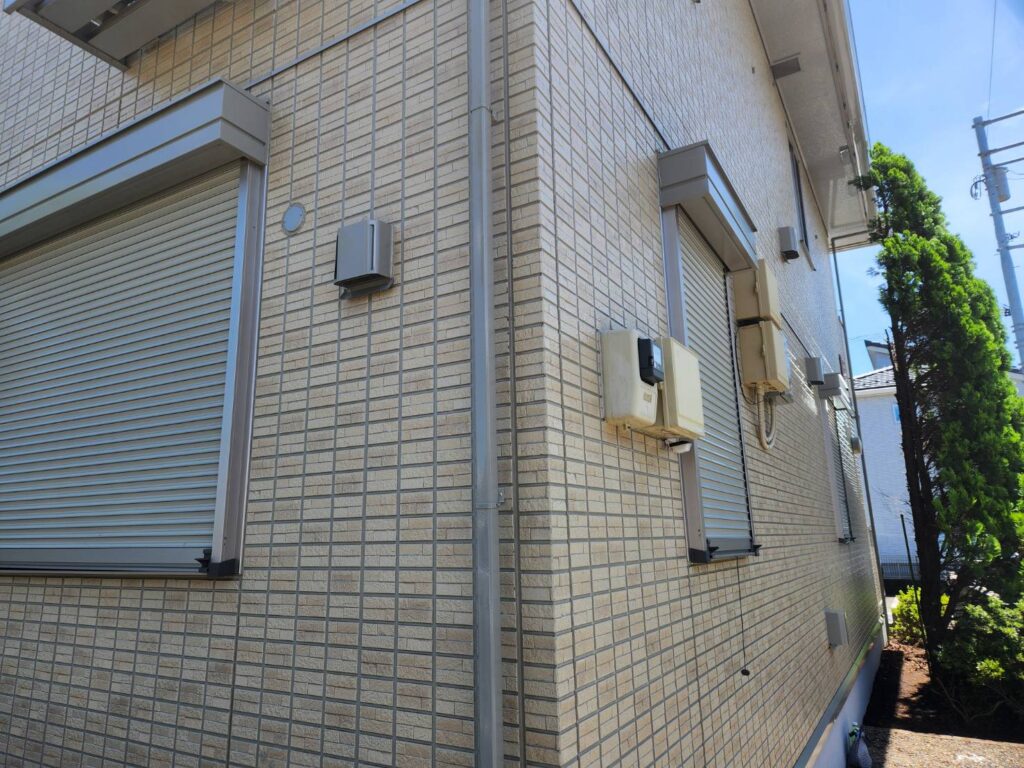 樋やシャッターBOX等の付帯部も屋根・外壁と同じく無機塗料で仕上げました。建物全体の光沢感が統一されアパート全体の美観に繋がります。