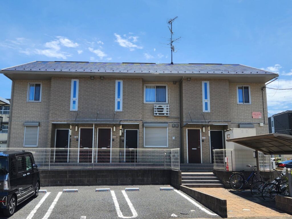 無機クリヤー塗装により、既存サイディングのもようはそのままに深みのあるツヤが戻り、まるで新築時のような高級感が蘇りました。