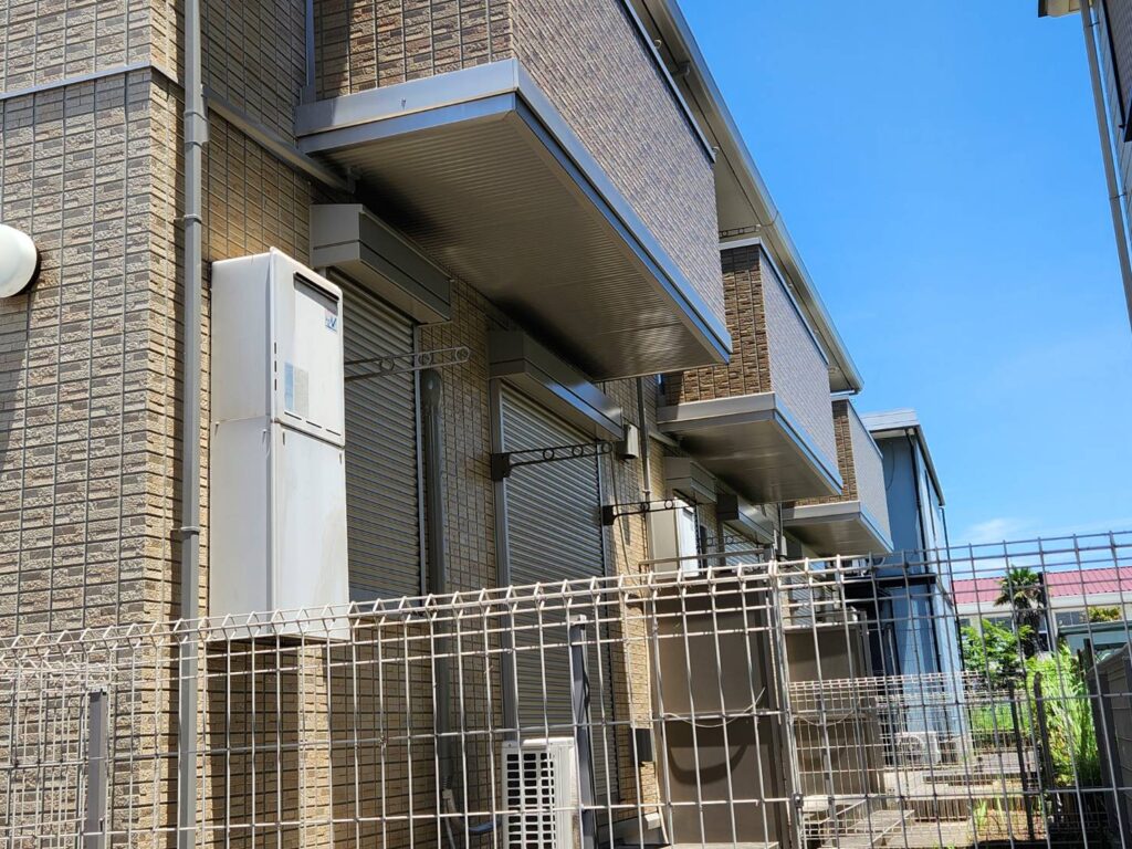 樋やシャッターBOXも屋根や外壁と同じく無機塗料で仕上げることで、外壁とのツヤのバランスが整い、建物全体の統一感が向上します。