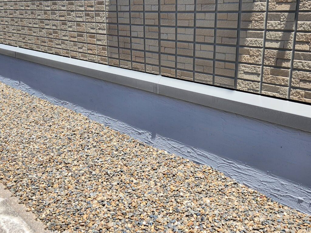 汚れが目立っていた水切りや基礎廻りも線じょぅと塗装によって清潔感のある外観になり、入居者様も住んでいて気持ちのいいアパートに。