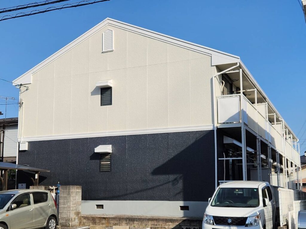 無機塗料の持つ光沢感によりアパート全体が新築のような明るい印象の外観に生まれ変わりました。低汚染性に優れている為、汚れも付きにくくなっています。