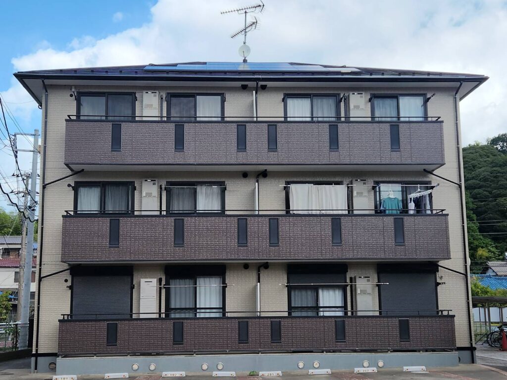 塗替え前は経年劣化による汚れで暗いイメージになってしまっていましたが、無機塗料でツートンカラーで施工した為、見た目もオシャレなアパートになりました。