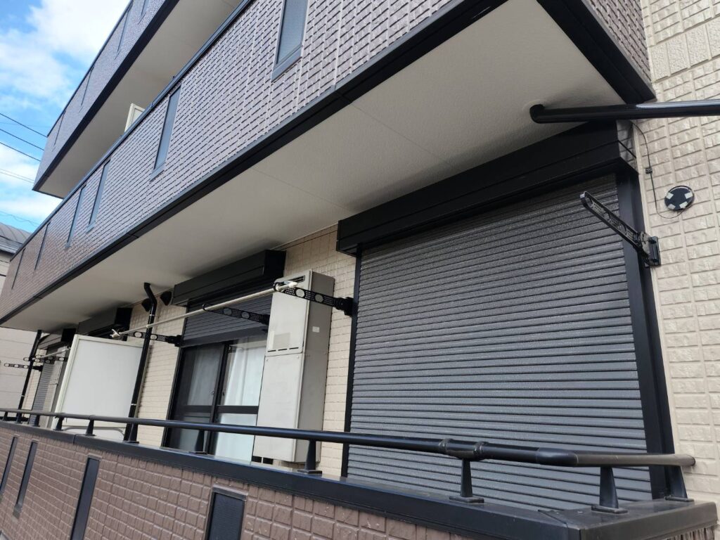 ブラウンとホワイトのスタイリッシュなツートンカラーでアパートの意匠性が大幅にアップしました。