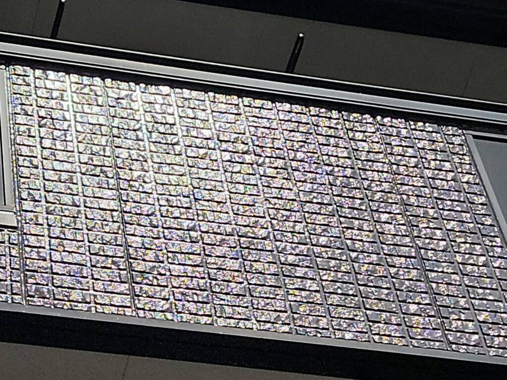 プレミアム無機塗料特有の深いツヤが生まれ太陽の光を美しく反射させる素敵な外壁になりました。