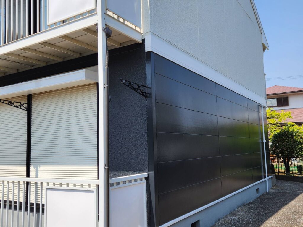 無機塗料特有の深みのあるツヤが周囲の景色を反射させるほどで高級感を演出しています。