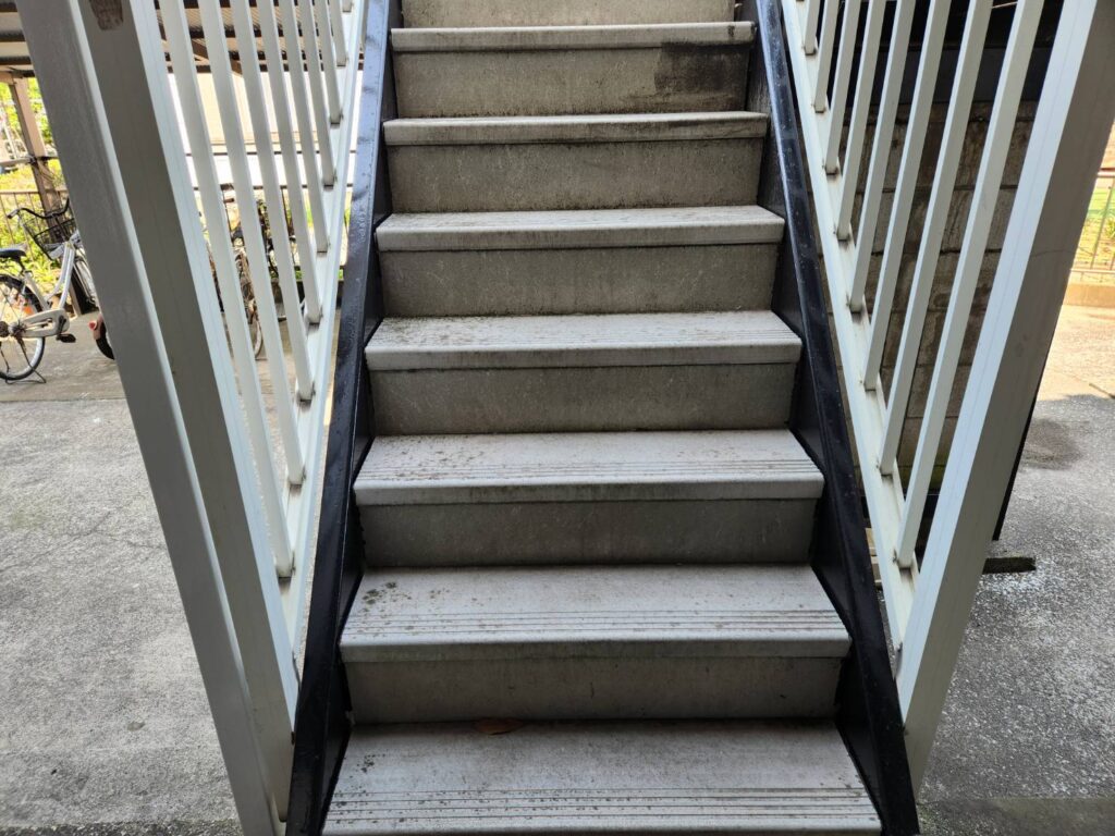 錆が目立っていた鉄部部分も下地処理にて丁寧にサビを落とし、錆止め塗装後に無機塗料2回塗りで仕上げました。付帯部分も外壁と同じランクの塗料を使用することで建物全体の劣化速度を均一に保ち、将来のメンテナンスコストを大幅に削減することができます。