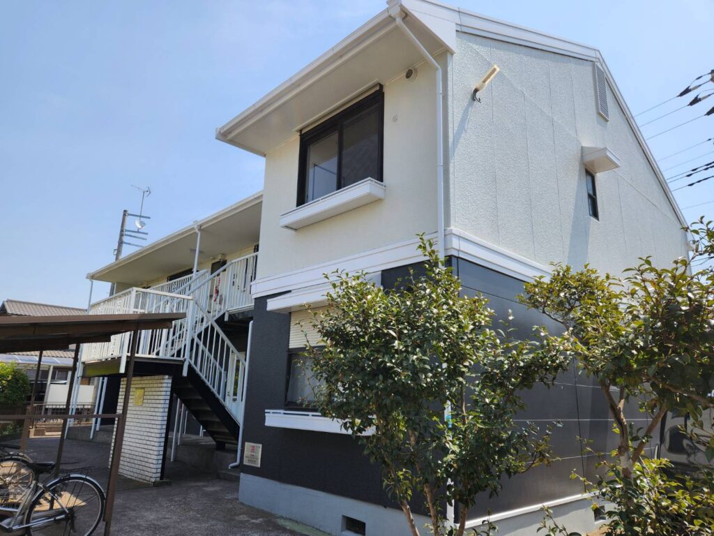 アパート外観の全体の様子です。施工前は空室が目立っていましたが、施工後入居が決まり満室となりました。オーナー様からも高く評価していただきました。