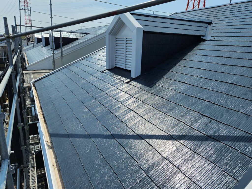 経年劣化によりコケや汚れで覆われていた屋根は高圧洗浄後無機塗料での塗装により美しい状態に生まれ変わりました。高い耐候性により強い日差しによる「色褪せや劣化を防ぎます。