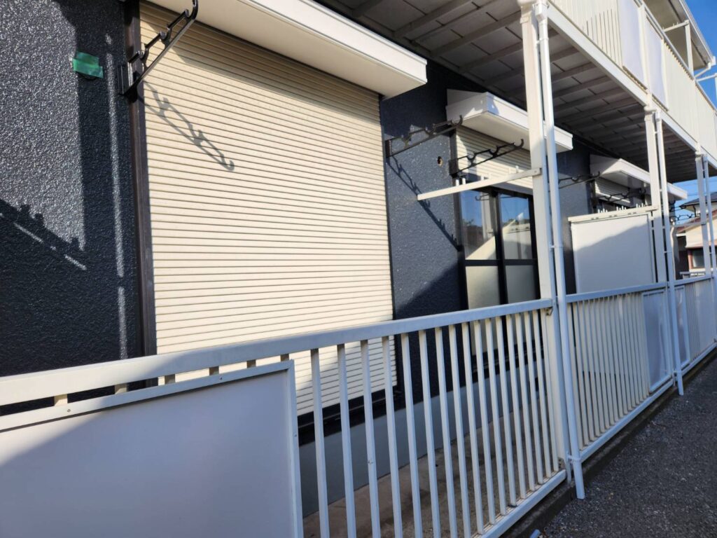 付帯部分も屋根・外壁と同じく無機塗料で仕上げました。いくら屋根屋外壁をいい塗料で塗っていても付帯部分の塗料ランクを下げてしまうと付帯部分だけ劣化してしまい家全体のバランスが悪くなってします。同じ無機塗料で塗装することで劣化時期も同じになりメンテナンスコストも下げることができます。