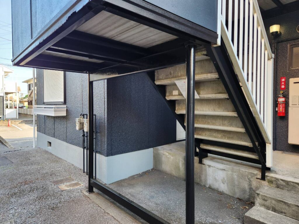 錆が目立っていた鉄部も丁寧な下地処理と無機塗料による塗装により、見違えるような清潔感のある仕上がりになりました。
入居者様が毎日使う場所だからこそ安全性と意匠性の両方を改善しました。