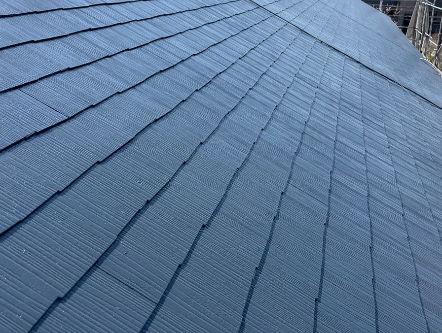 屋根も劣化が進んでいたため、耐候性・遮熱性に優れた塗料を使用し、美観だけでなく耐久性・省エネ効果も向上しました。