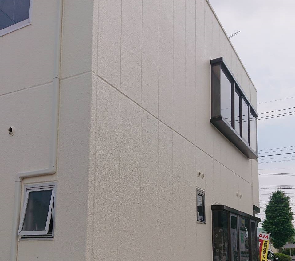 プレミアム無機塗料で施工したことにより新築時のような輝きと、汚れが付着しにくい低汚染を実現しました。