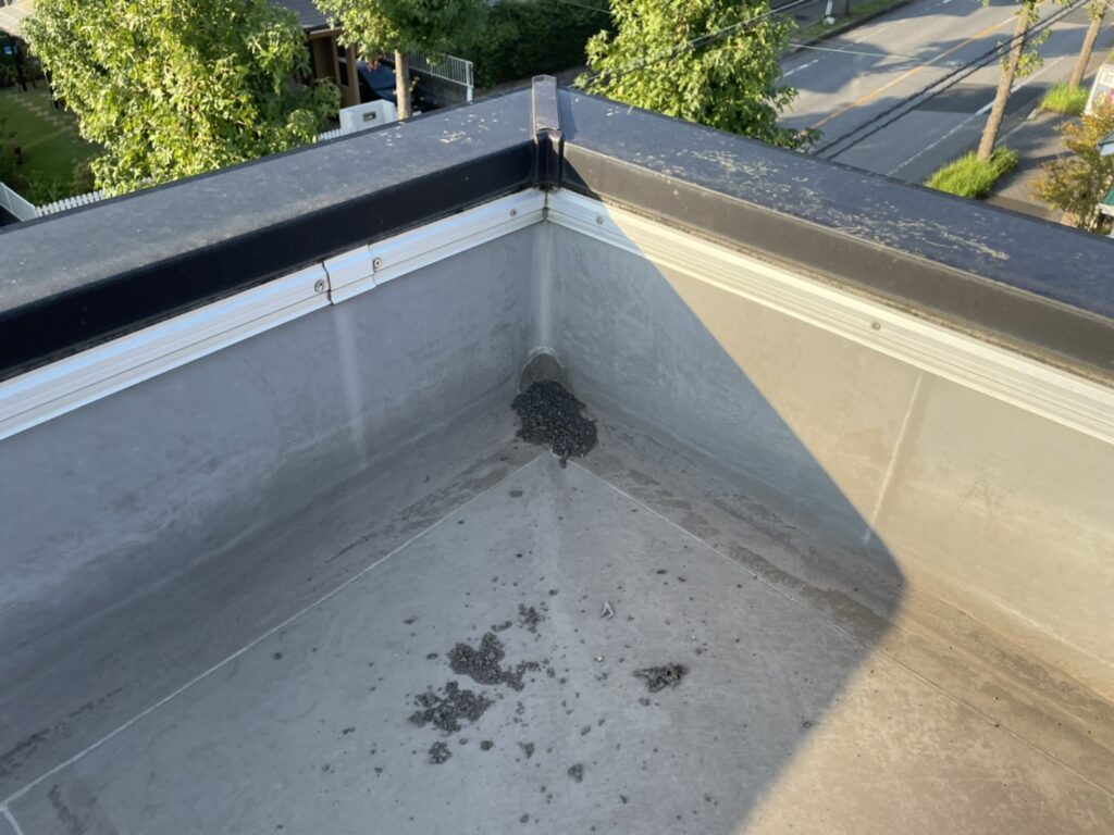立ち上がり部分はひび割れや汚れの蓄積が確認できました。隙間からの雨水の侵入を防ぐため、防水層を端部迄しっかりと形成し直す必要があります。