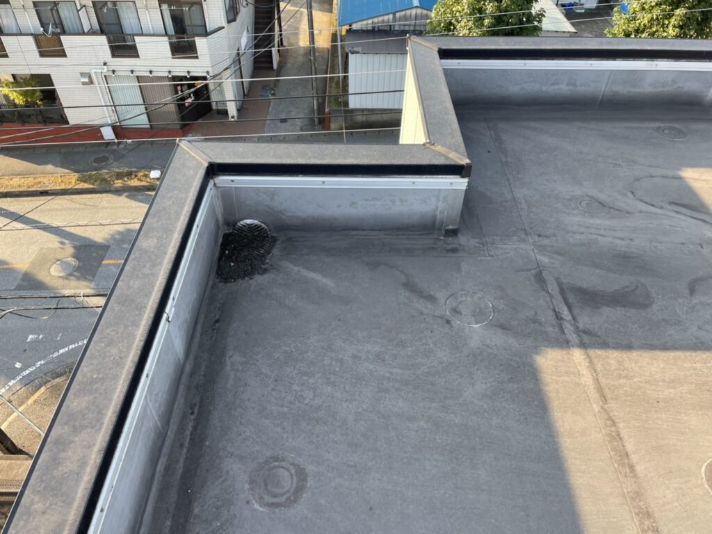 排水溝（ドレン）周辺は、ゴミが詰まりやすく防水の切れ目から雨漏りしやすい箇所です。