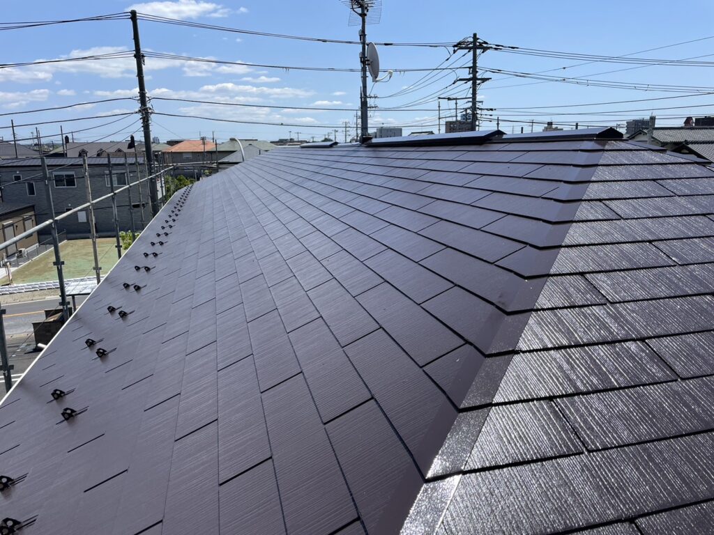 スレート屋根はムラの無い均一で美しい仕上がりになり、タスペーサーを挿入したことで防水性と耐久性が向上しました。