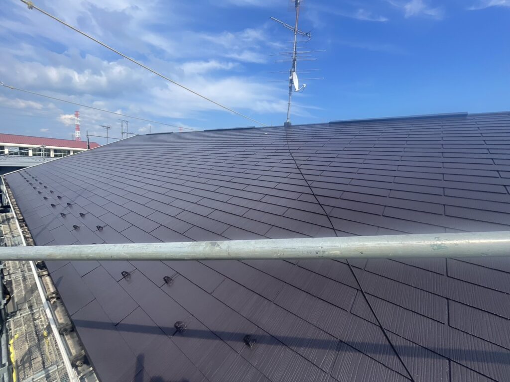 屋根はKFワールドセラルーフで塗装し、経年劣化によるコケや汚れを払拭しました。遮熱性と耐候性を兼ね備えた美しい屋根に生まれ変わりました。