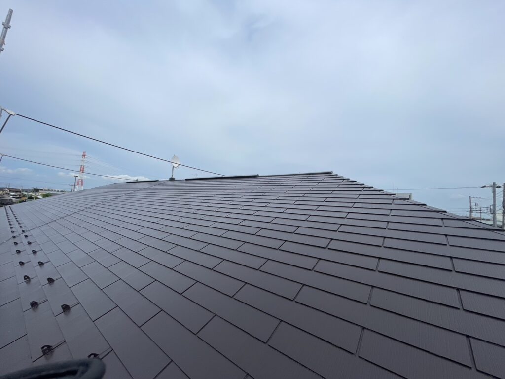 コケや色褪せで傷んでいた屋根が無機塗料で施工後、艶と耐候性が蘇りました。下地処理を丁寧に行ったため内部から強い屋根となりました。
