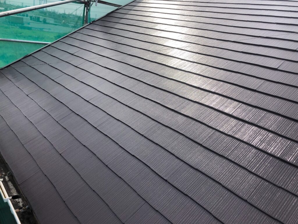 KFワールドセラルーフにより、新築のような耐候性と光沢が復活。無機塗料の力で紫外線をカットし屋根の腐食を防ぎます。