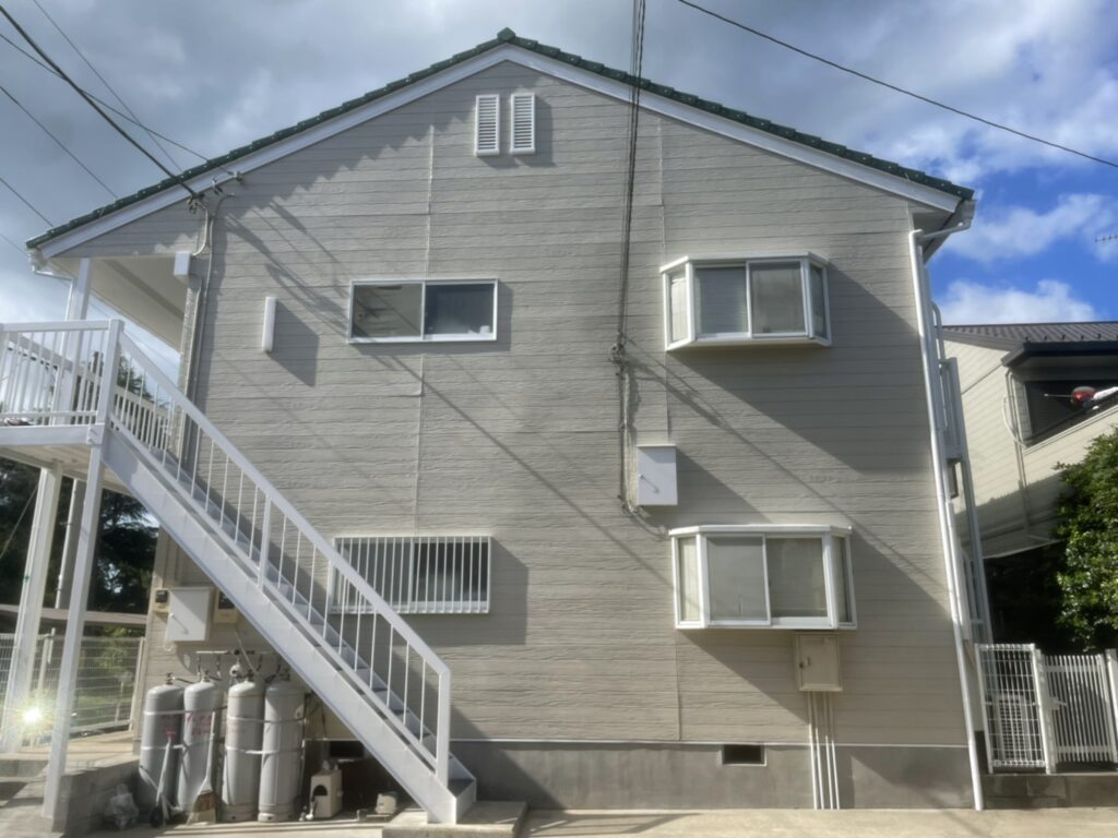 外壁から軒天・樋などの付帯部まで白で統一して塗装したことで、建物全体に一体感が生まれます。