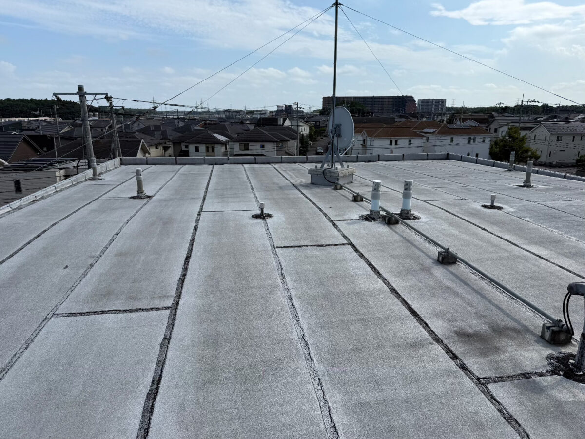 下地の湿気を逃がす通気緩衝工法で雨漏りと膨れを根本から防ぎ、強固な防水層へ