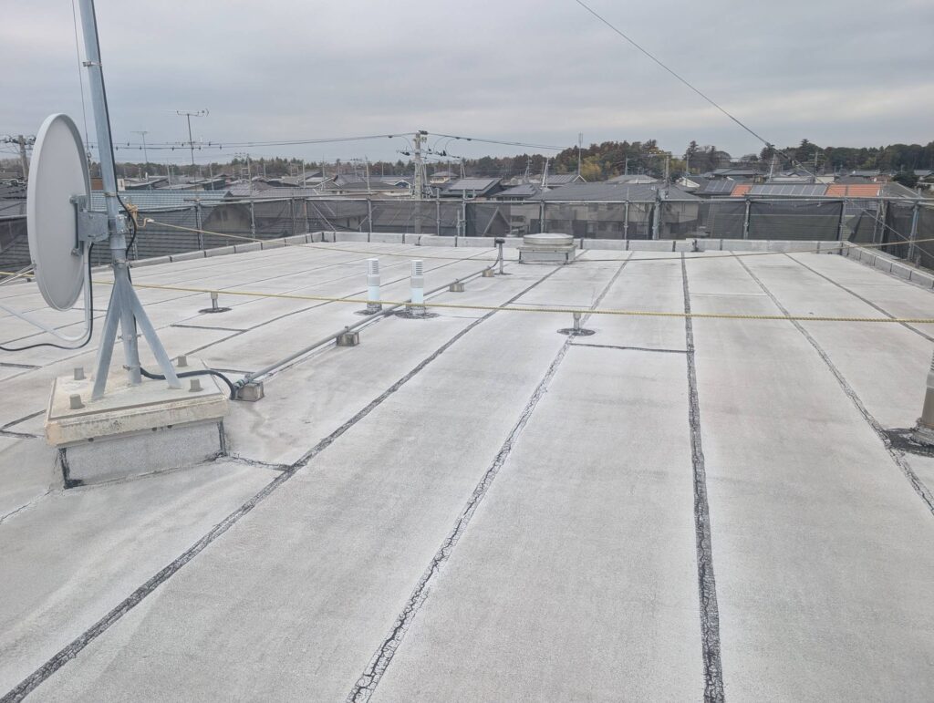 既存の防水層は下地との密着が弱まっていました。遠赤外線カメラによる調査によりシート内部に湿気が溜まっていることが確認できました。