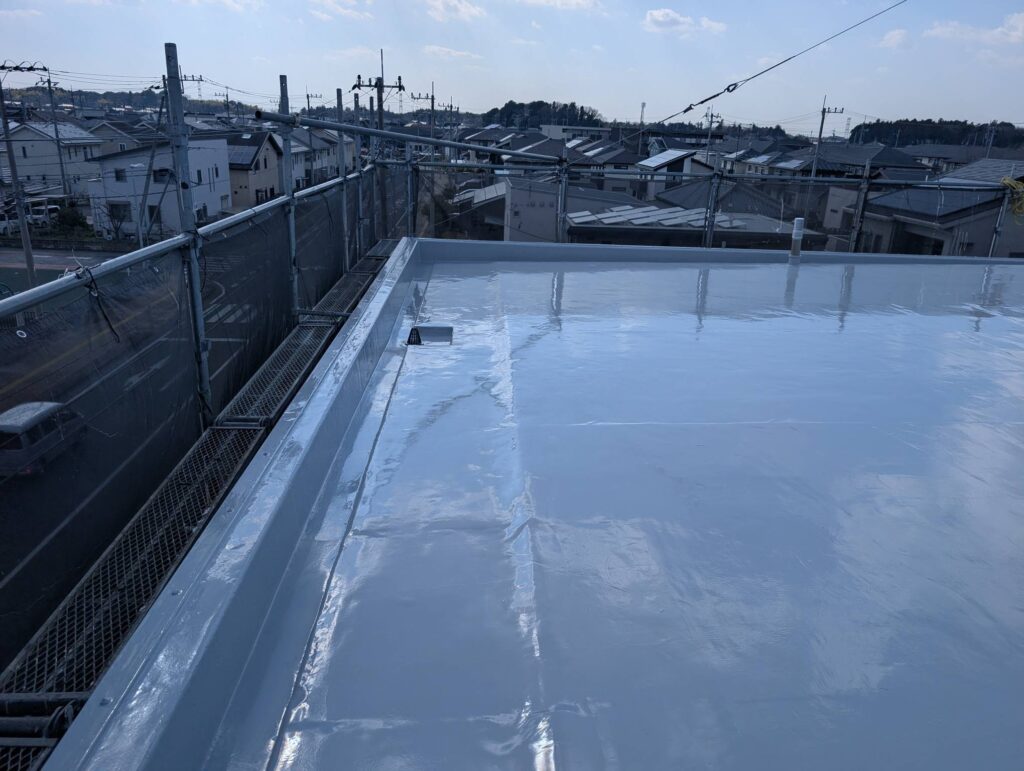 立ち上がり部分も下地処理から丁寧に施工を行い完璧に密着させました。複雑な形状の屋上でも液状ウレタンの特性を生かして隙間なく確実に施工しました。