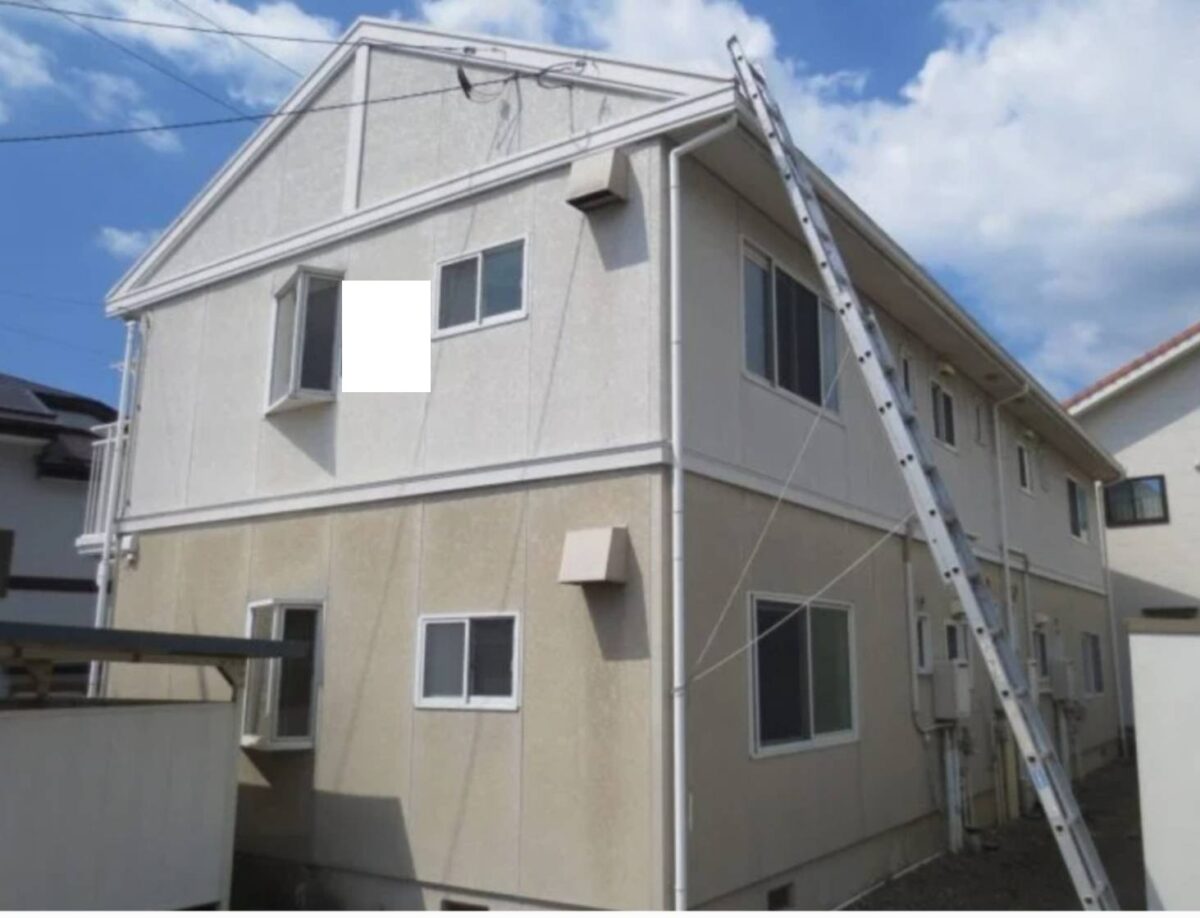 KFワールドセラで耐久性と美観を両立！アパートをシックなツートンに一新！