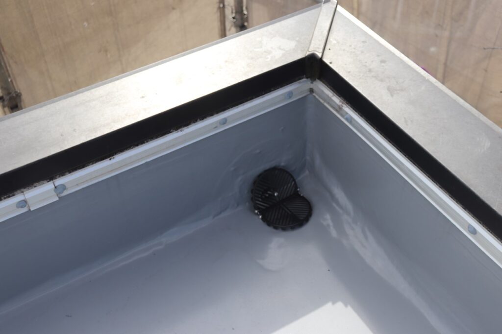 新しいストレーナーを取り付けたドレン周辺です。水はけがよくなり、ゴミ詰まりや雨水の滞留を防ぎます。