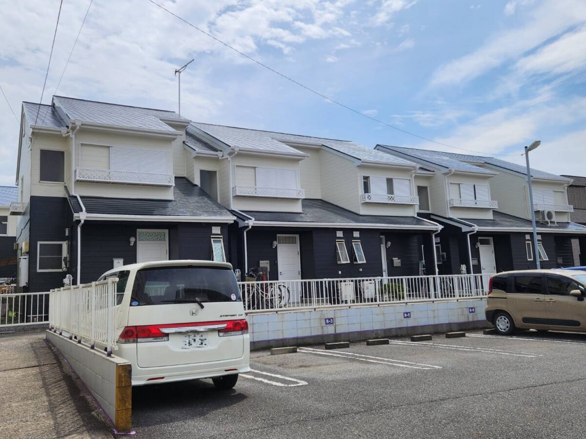 シンプルながらも街並みの中で目を引くモダンなツートーンの外観