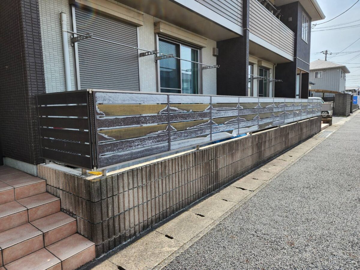最高級のプレミアム無機塗料で剥がれたフェンスを新品の様に一新！