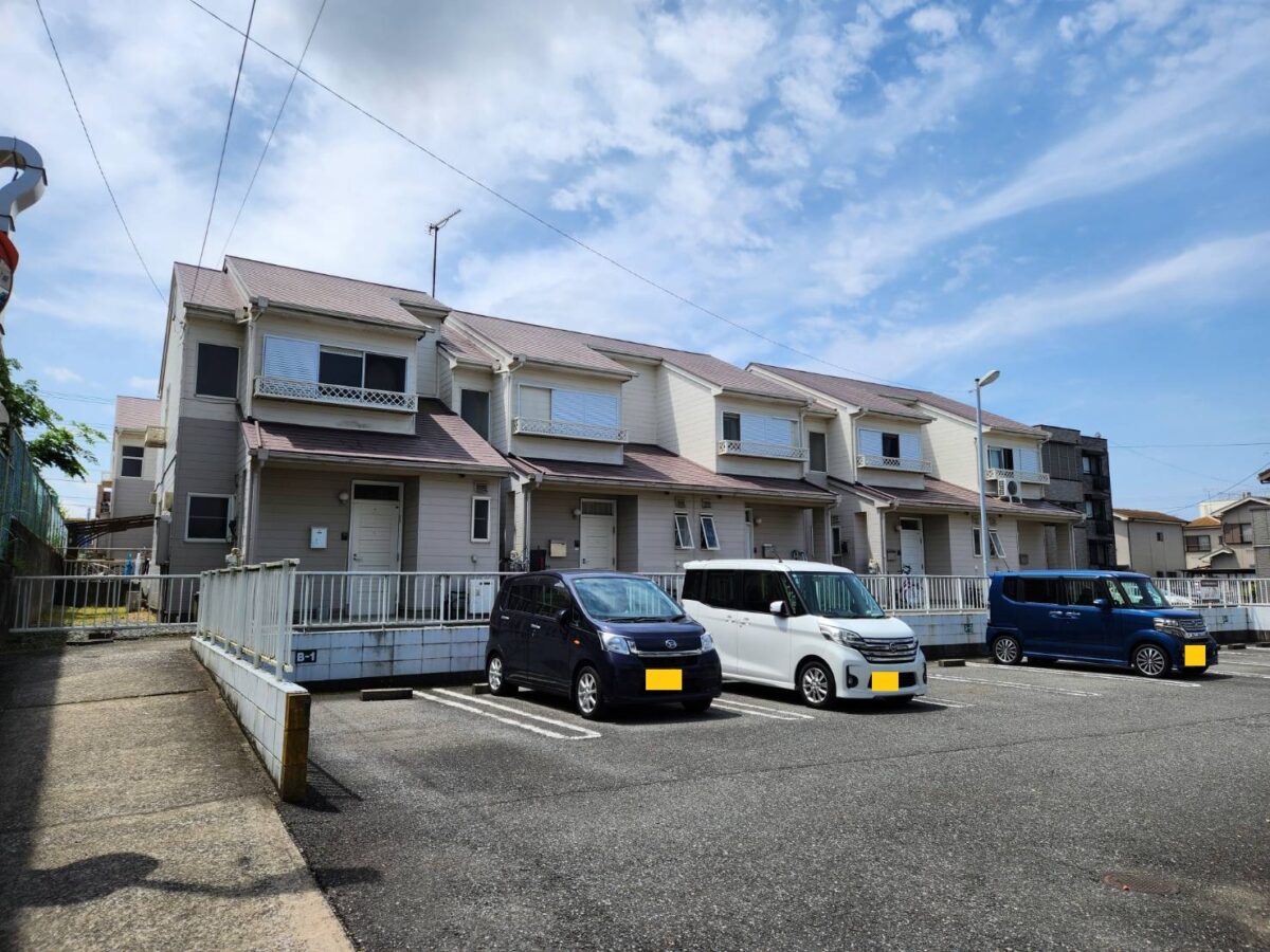 シンプルながらも街並みの中で目を引くモダンなツートーンの外観
