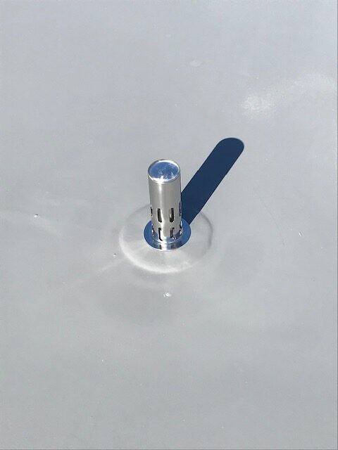 新設した脱気筒周辺も、職人が手作業で丁寧に防水層を塗り重ね、美観と機能性を両立させました。この脱気筒により内部の水分が効率よく排出され、防水層が長期間密着し続けます。