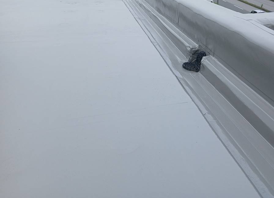雨水が滞留しやすい立ち上がりなども隅まで隙間なく塗装しました。細部まできちんと塗装することで、漏水などのリスクを最小限に抑えました。