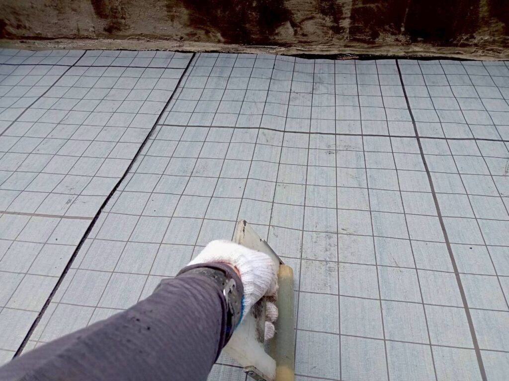 通気シート貼りつけ