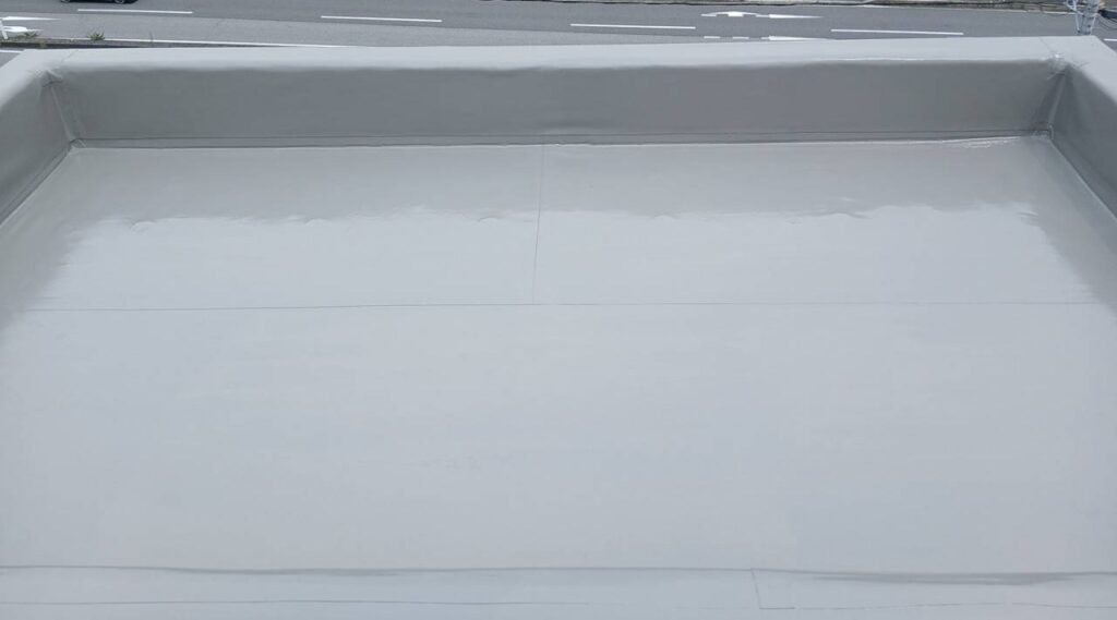 適切な厚みでトップコートを塗布したことで、防水シートの柔軟性を損なわず劣化を強力に抑制します。建物の寿命を延ばす確かな品質施工です。
