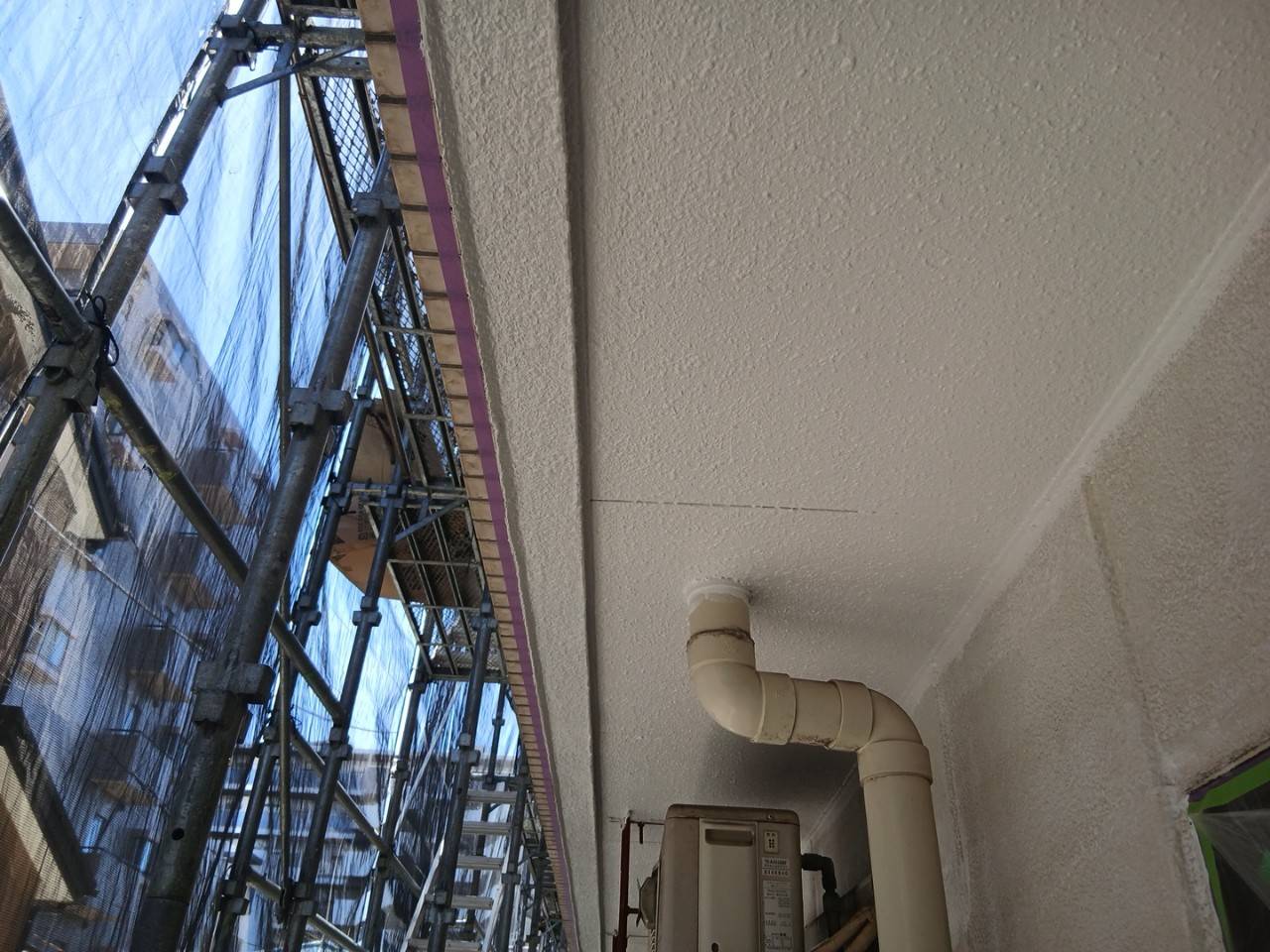 東京都江戸川区マンション大規模修繕｜付帯塗装（軒天塗装）を行いました